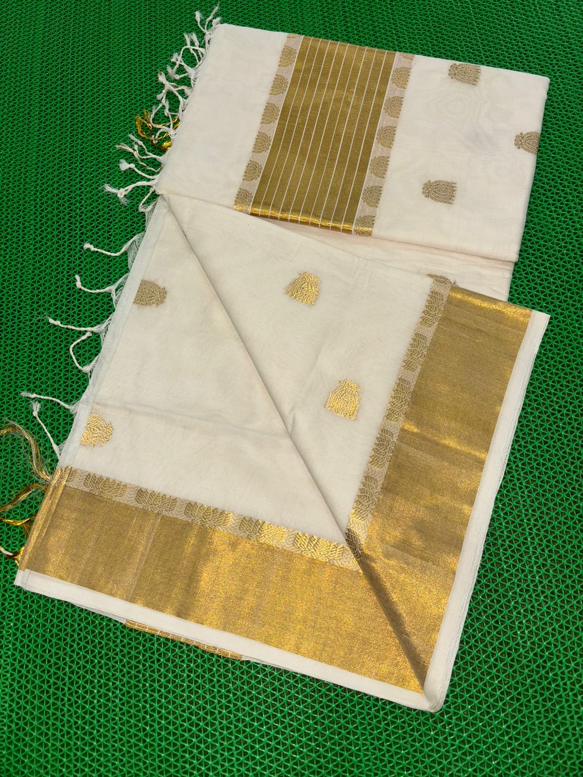 Kerala Handloom saree with Golden Wide Lined Zari and Putta's